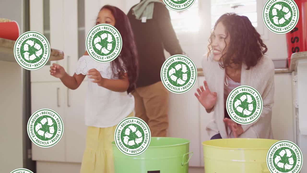 두 인종의 어머니와 딸이 쓰레기를 수집하는 재활용 아이콘의 애니메이션