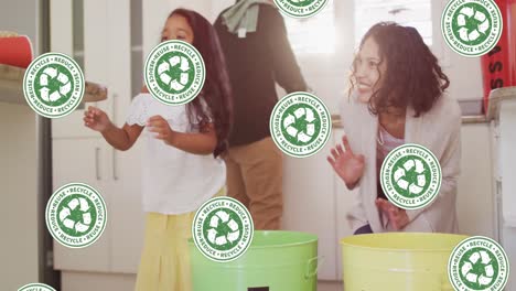 animación de iconos de reciclaje sobre una madre y una hija biraciales recolectando residuos