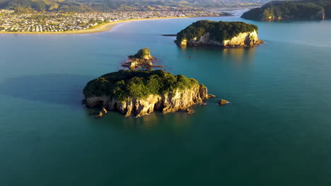 Sommeransicht-Der-Atemberaubenden-Donut-Insel-Auf-Der-Coromandel-Halbinsel,-Neuseeland-Mit-Den-Maukaha--Und-Clark-Inseln-In-Der-Nähe