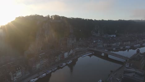 Ciudadela-De-Dinant-Y-La-Iglesia-De-Notre-Dame-Durante-El-Amanecer-Brumoso,-Aéreo