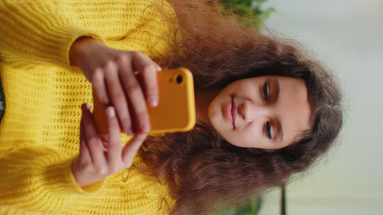 niño joven niña chica enviando mensajes de texto compartir contenido en teléfonos inteligentes aplicaciones de redes sociales en línea