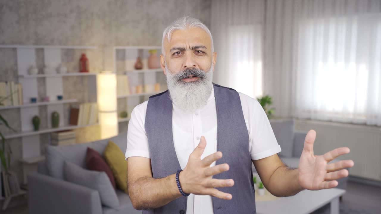 hombre maduro que da motivación y pensamientos positivos.