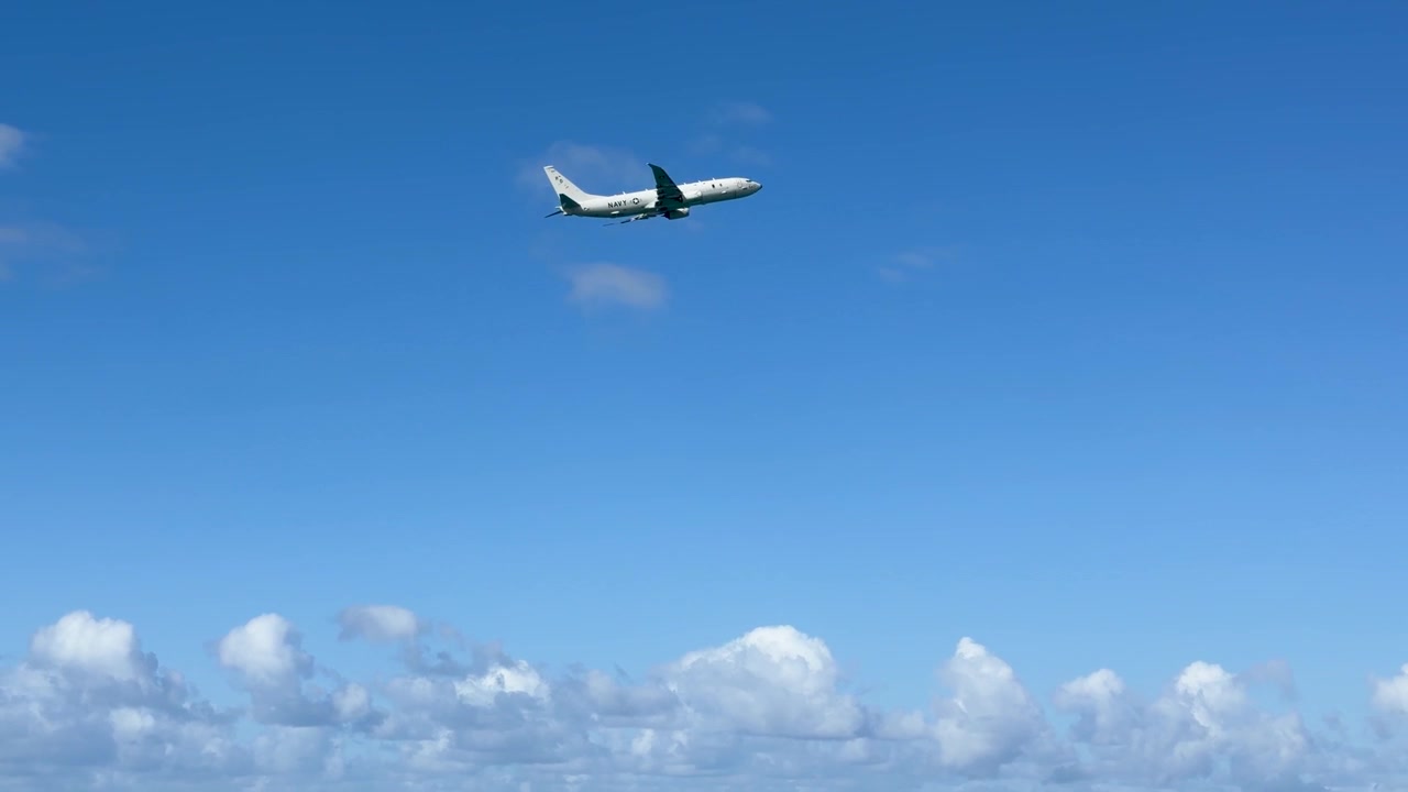 Militært maritimt patruljefly flyr gjennom klar blå himmel under Gold Coast Pacific Airshow