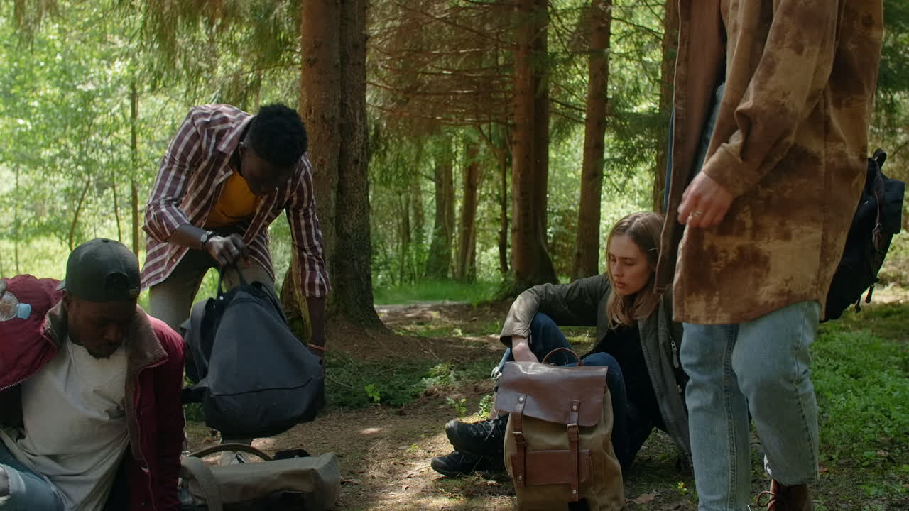 숲에서 산책하는 친구들