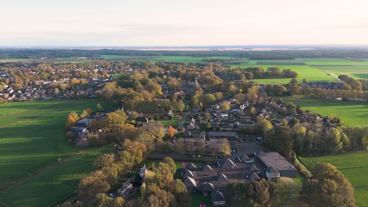Veduta aerea di un villaggio olandese in autunno