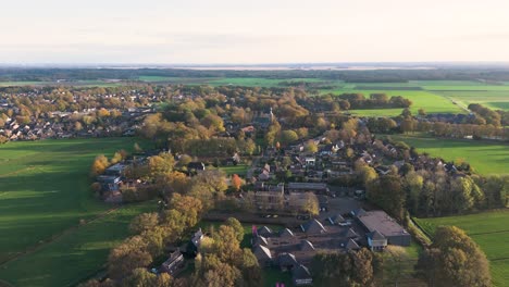 vista aérea de un pueblo holandés en otoño