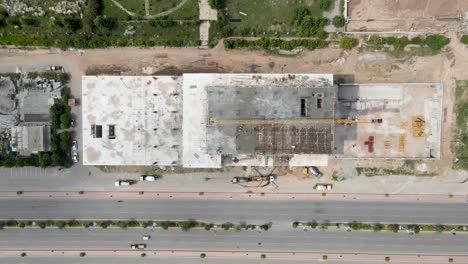 construcción en una carretera muy transitada, vista aérea