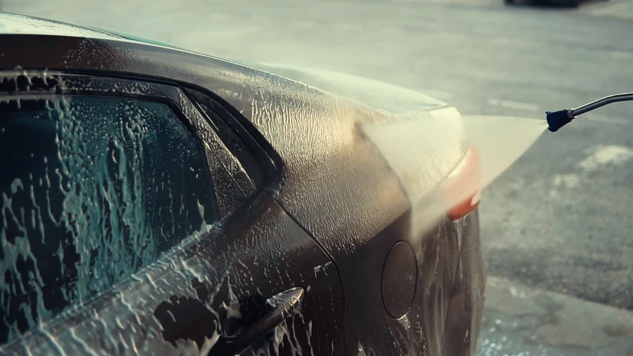 Dettagliatura auto con schiuma e acqua