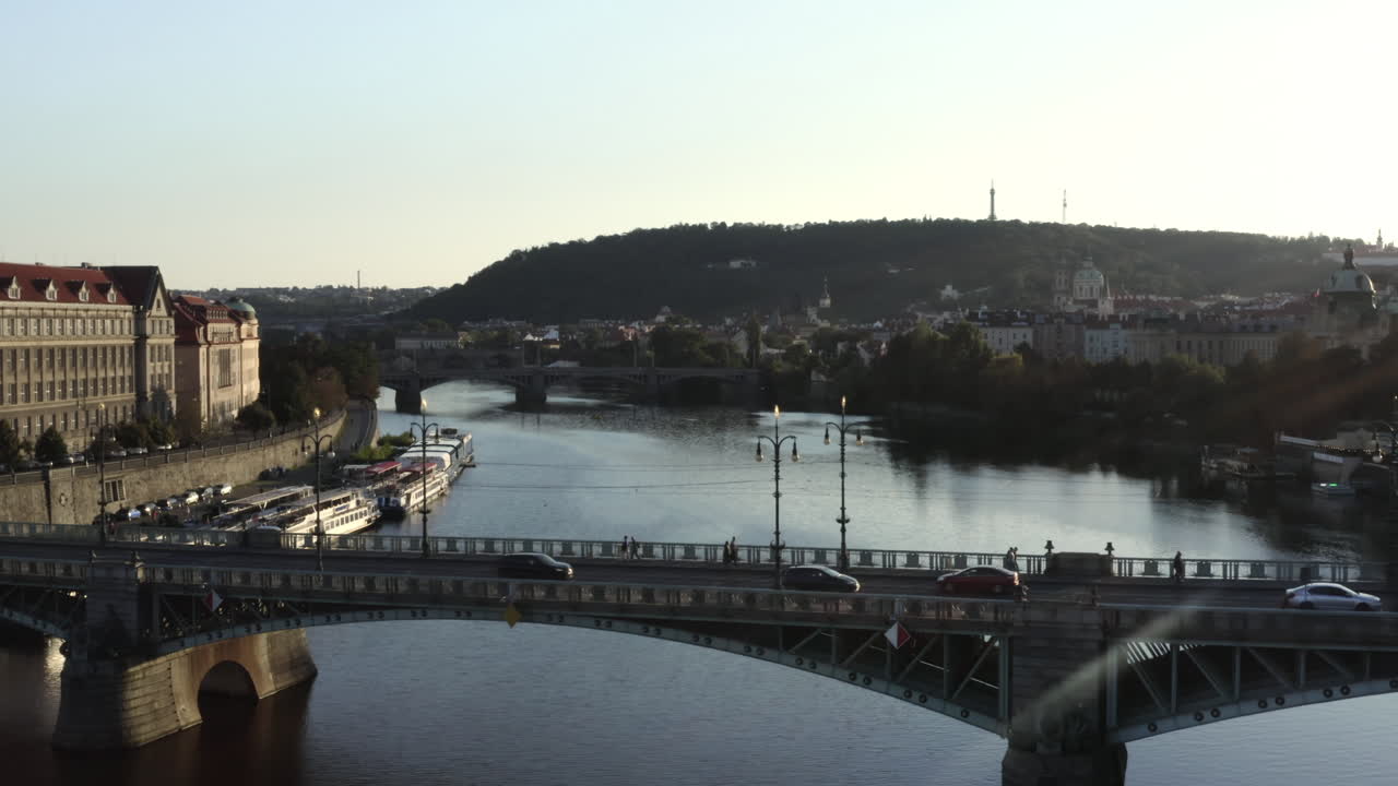 tráfico en un puente sobre el río vltava, praga, chequia, horizonte de la ciudad
