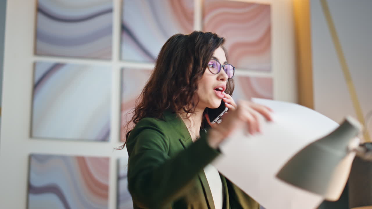 una mujer emprendedora enojada llamando por teléfono en la oficina en primer plano. una chica nerviosa gritando.