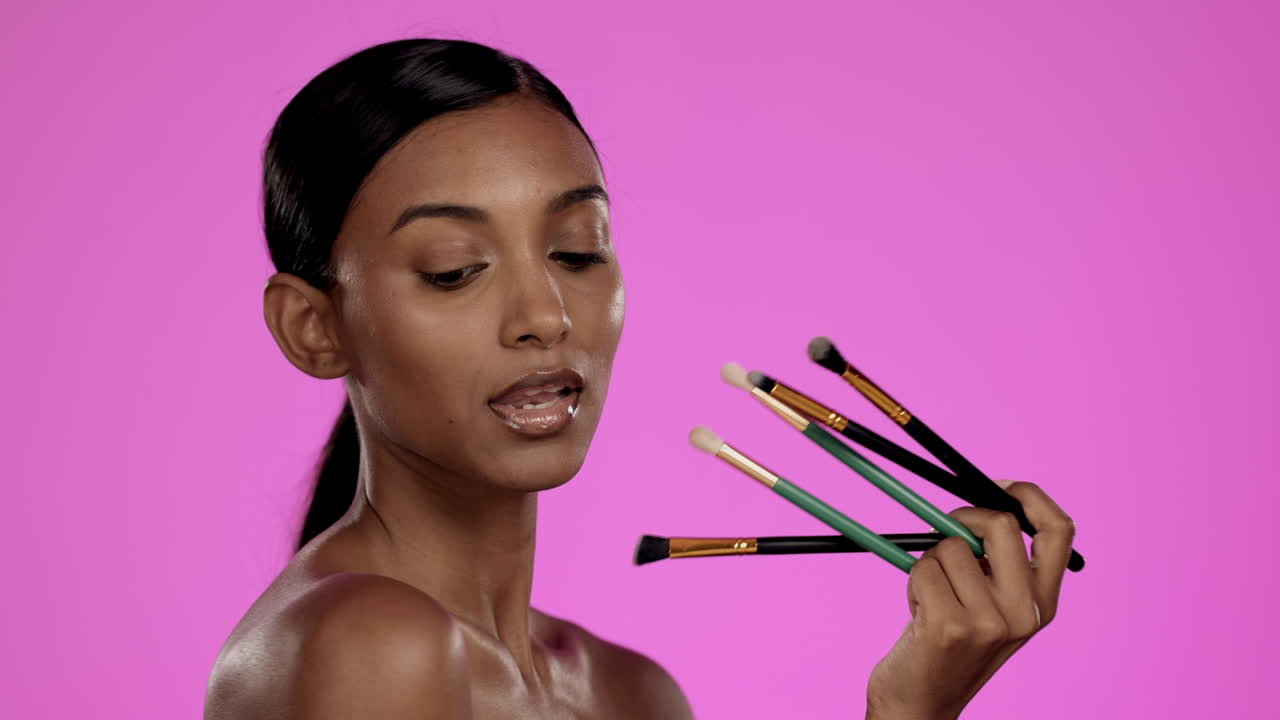 cosméticos, maquillaje y mujer india con pinceles