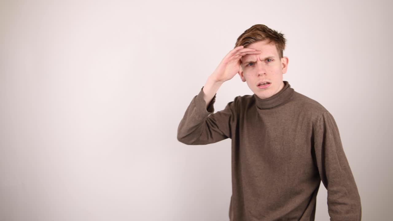 무언가를 찾고 있는 남자, 그가 무언가를 발견했다고 생각하다