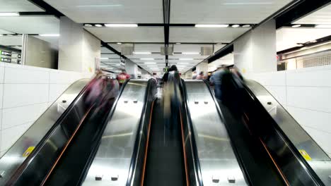 el recorrido del metro de personas anónimas.