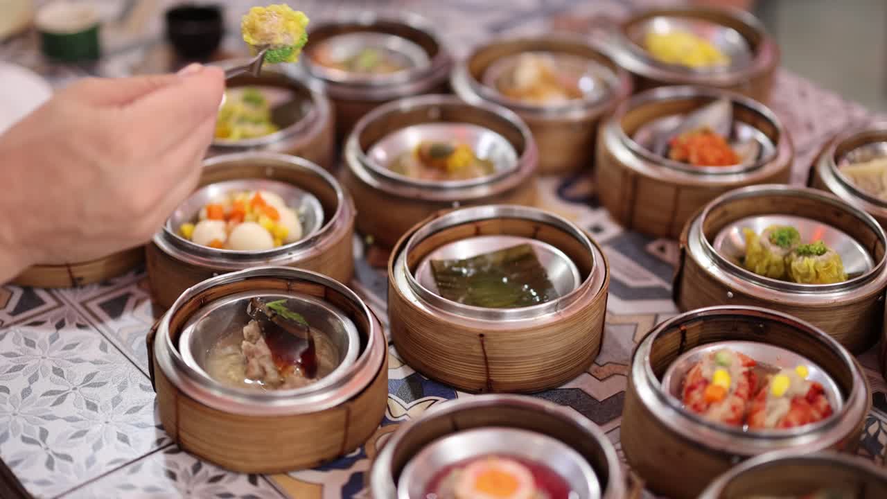 손은 대나무 증기선에서 섬을 선택합니다.