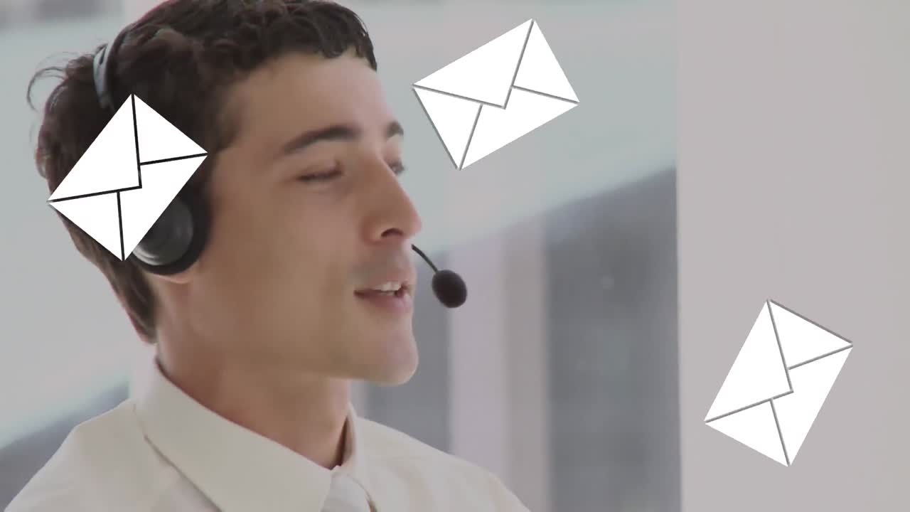 Animazione di icone email sopra un uomo che indossa cuffie telefoniche.