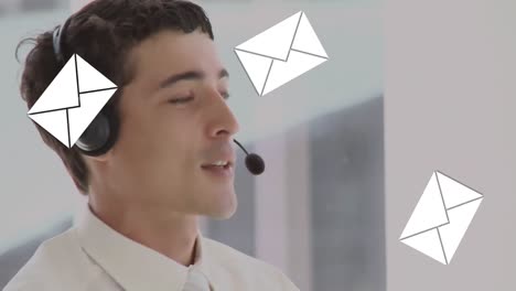 animación de iconos de correos electrónicos sobre el hombre que usa auriculares de teléfono