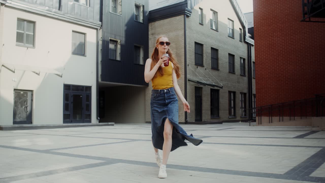 joven disfrutando de una bebida en la ciudad