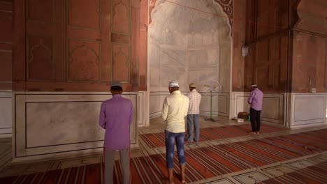 panning shot of worshippers in jama masjid