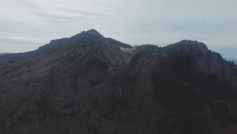 Pico-De-Extracción-Aérea-De-La-Montaña-Del-Abuelo-En-Nc