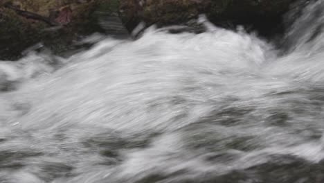 Agua-En-Movimiento-Rápido-En-Un-Pequeño-Arroyo.-Reino-Unido