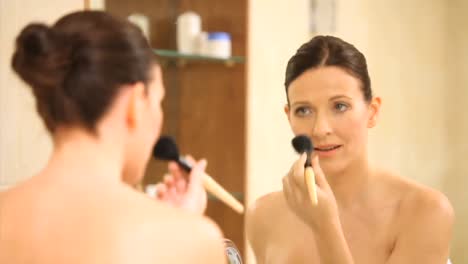 hermosa mujer aplicando maquillaje