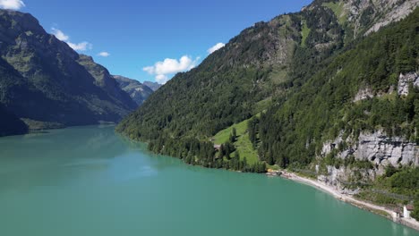 Wunderschöne-Luftaufnahmen-Zeigen-Einen-Unberührten-See-Inmitten-üppiger-Grüner-Berge-Und-Schaffen-Eine-Ruhige-Und-Malerische-Szene.-Klares-Wasser-Und-Eine-Majestätische-Umgebung-Sorgen-Für-Ruhe-Und-Frieden-Im-Leben