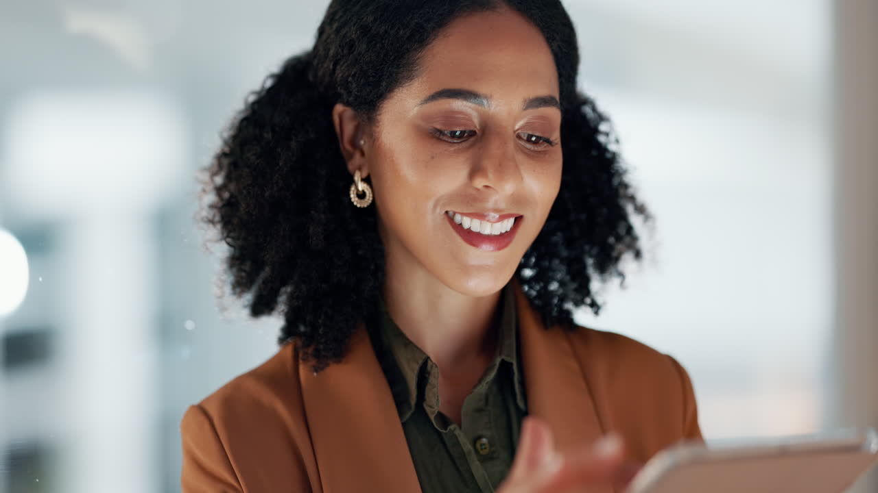 mujer de negocios con sonrisa, tableta y pergamino
