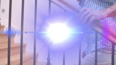 animación de la luz que se mueve sobre la sección media del hombre mayor que sostiene la barandilla subiendo la escalera