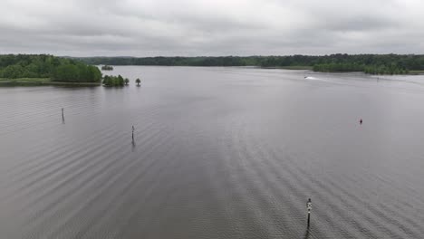 Eufaula-See-Mit-Fischerboot-Im-Hintergrund,-Aufgenommen-In-5k