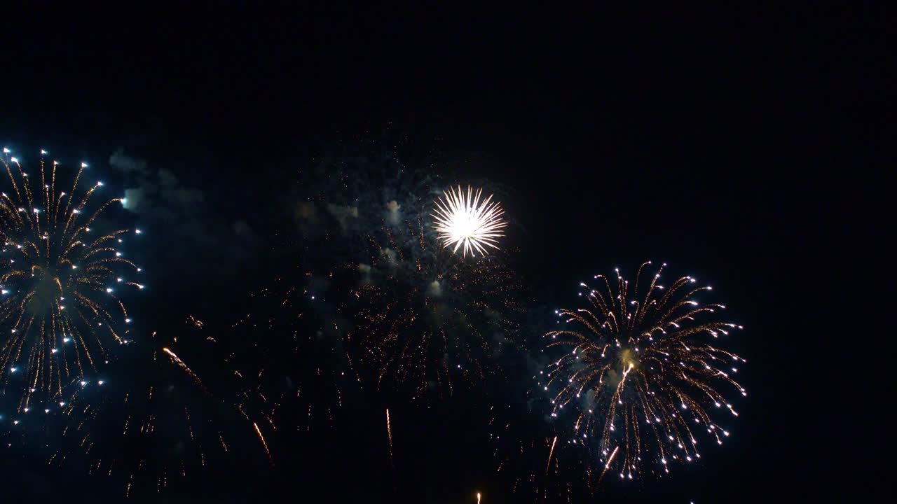 hermosa exhibición de trabajo de fuego colorido por la noche para la celebración en el festival