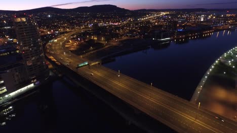 belfast, irlanda del norte, antena del centro de la ciudad, anochecer