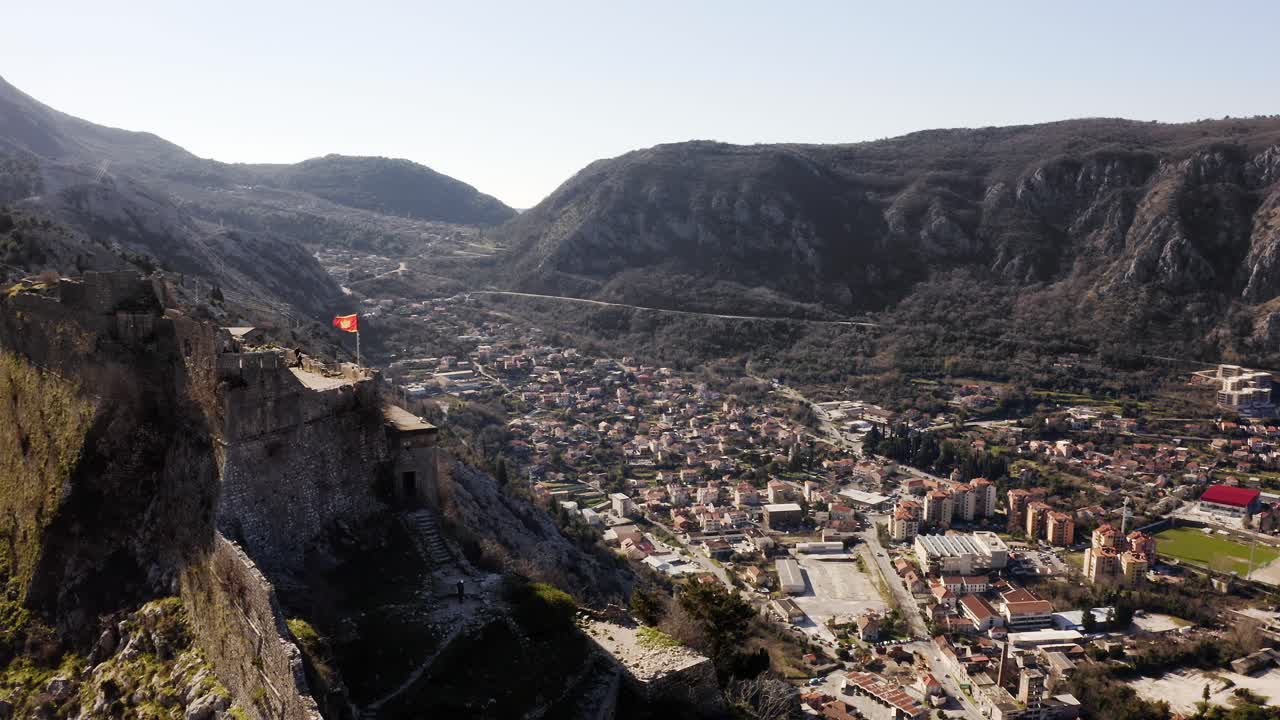 antena - valle y la antigua ciudad de kotor y sus murallas, montenegro, marcha atrás