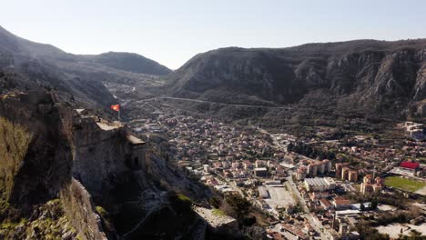 Antena---Valle-Y-La-Antigua-Ciudad-De-Kotor-Y-Sus-Murallas,-Montenegro,-Marcha-Atrás