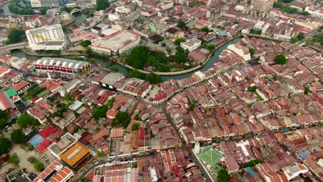 imágenes aéreas de drones en el casco antiguo de malaca, malasia