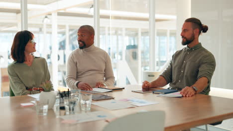 reunión, colaboración y un hombre de negocios negro
