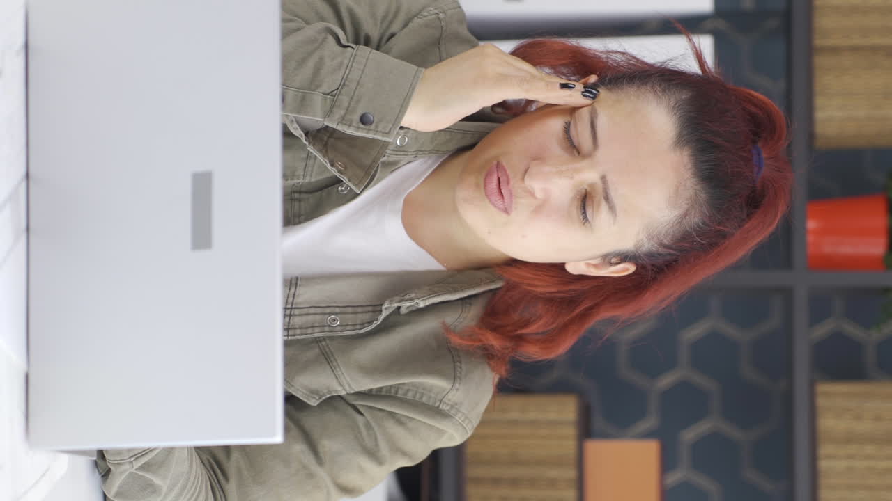 뇌종양을 가진 사업가 여성의 수직 비디오가 두통을 경험합니다.
