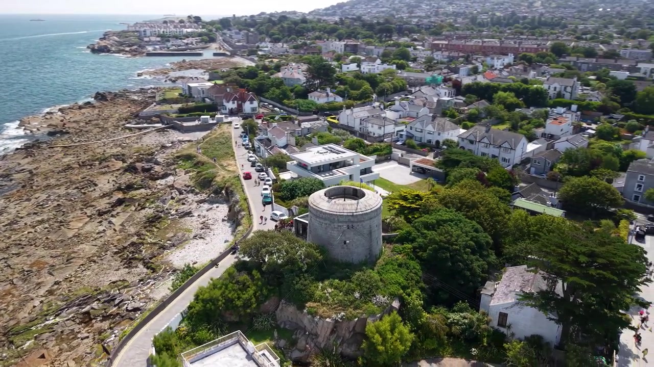 Smuk luftoptagelse over Martello Tower og Forty Foot, Dublin, Irland