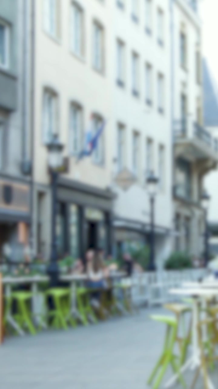 Movimento de Câmera Diurno ao Longo de um Café na Calçada, Pessoas Comendo, Arquitetura Europeia Urbana, Iluminação Natural Suave