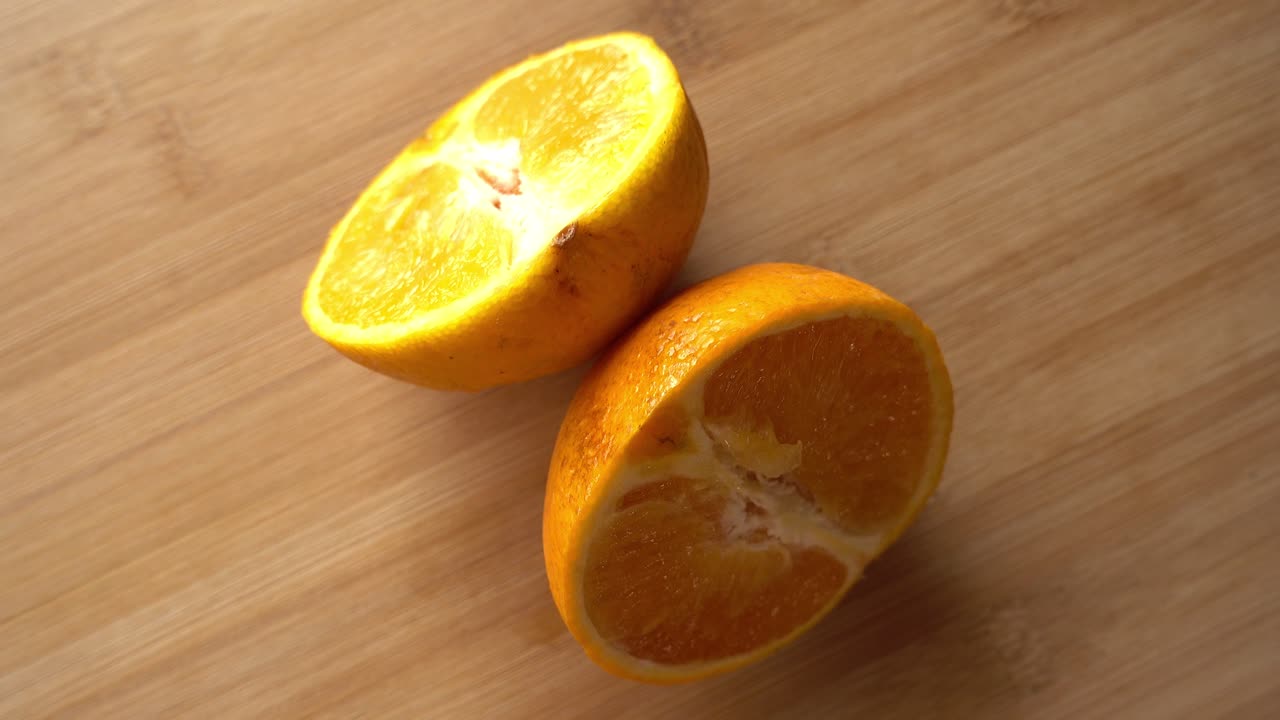 la mitad de una naranja giratoria
