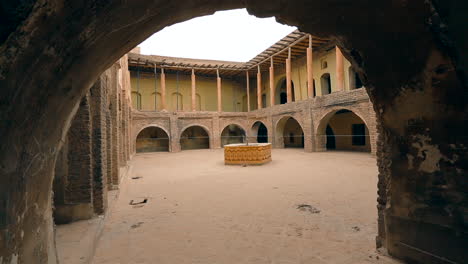 Una-Casa-Antigua-Dentro-Del-Castillo-De-Arbil,-En-Medio-De-La-Cual-Hay-Una-Fuente-Antigua