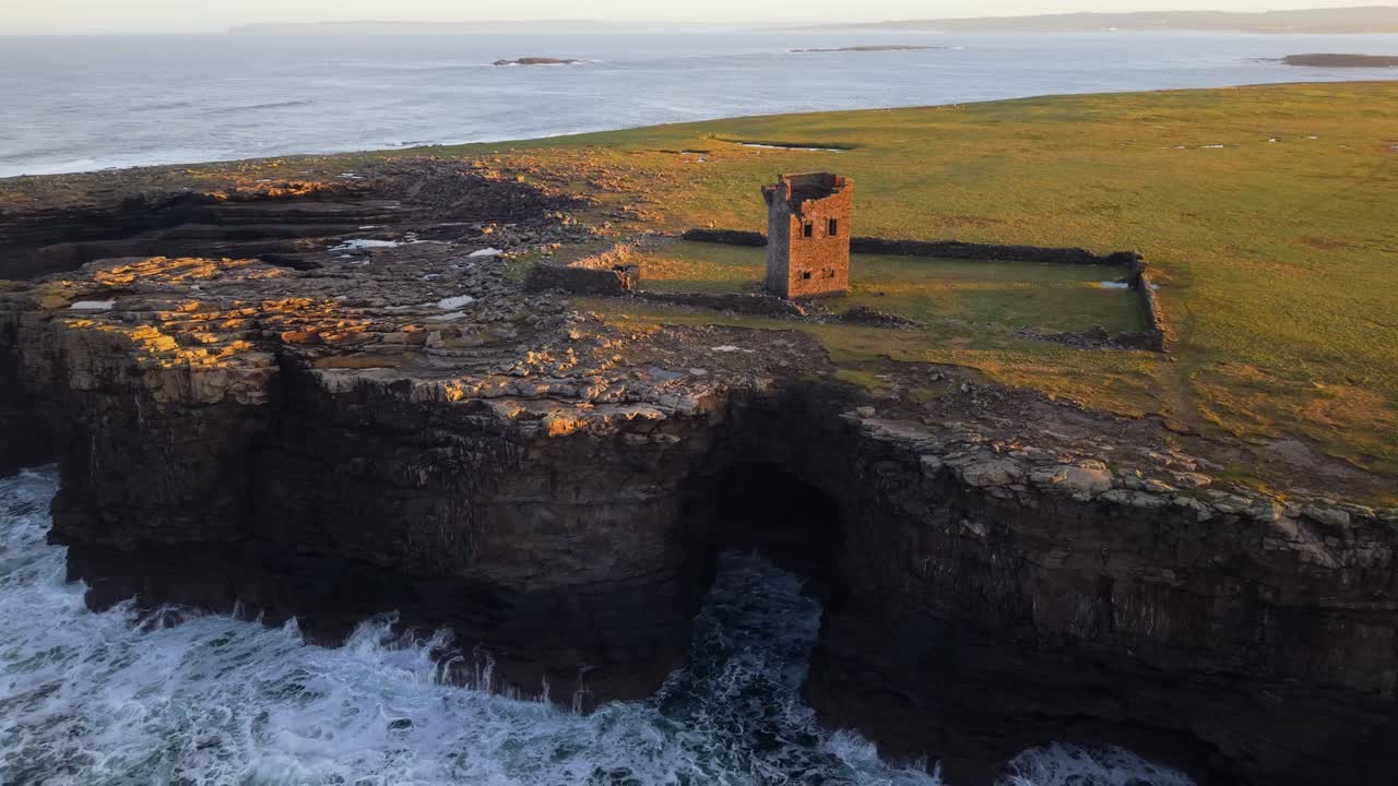 Torre in rovina sul bordo di una scogliera sulla costa della Contea di Clare, Irlanda.