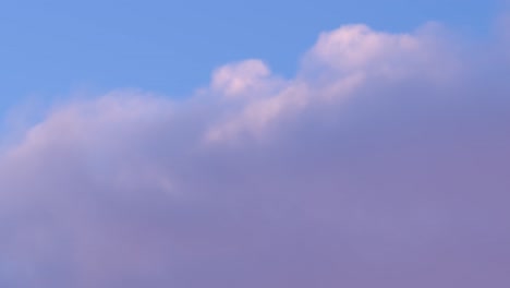 Abstrakte-Handheld-Nahaufnahme-Von-Wolken-Mit-Violetten-Farbtönen-In-Einer-Hellblauen-Skyline