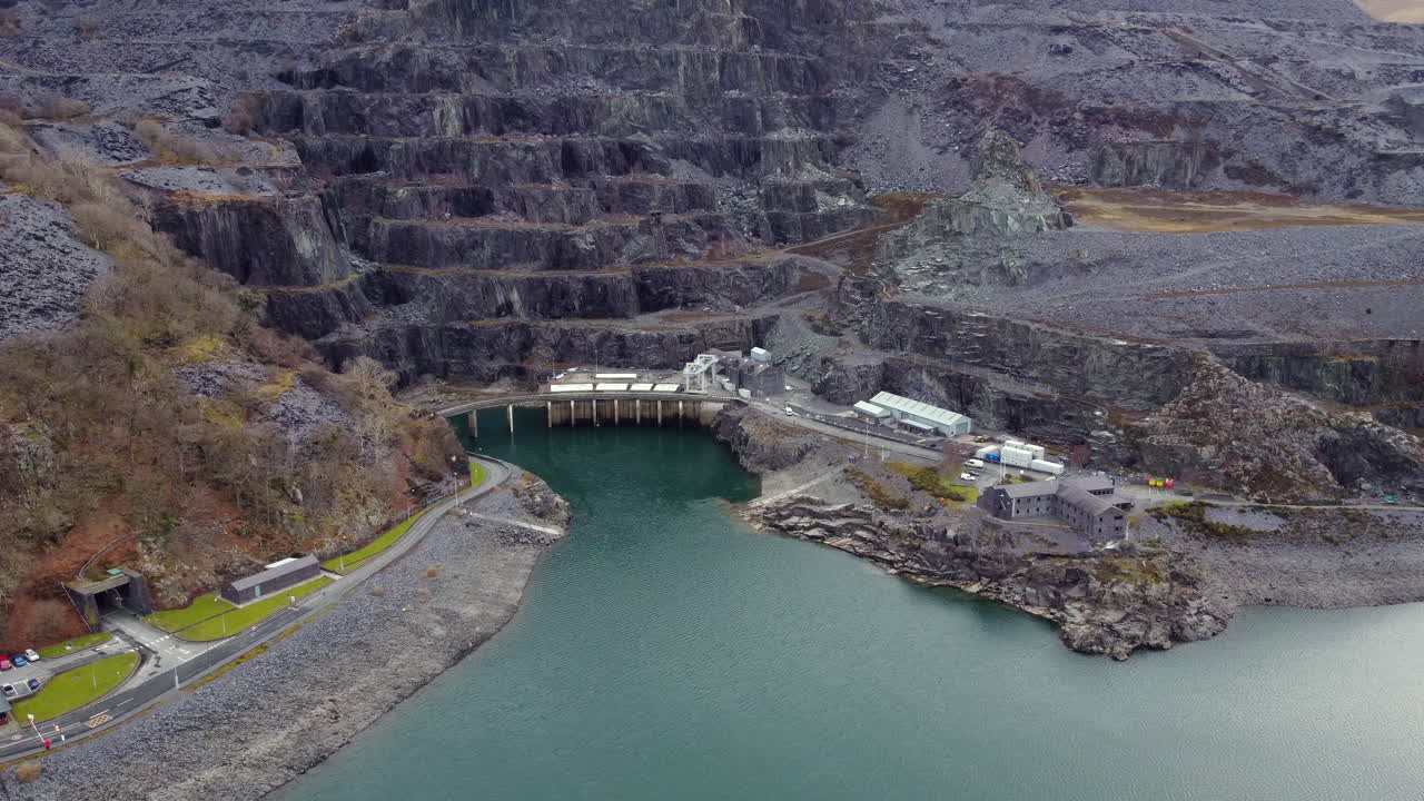 흐린 날에 공룡 채석장과 발전소의 조감도