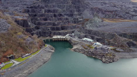 Una-Vista-Aérea-De-La-Cantera-Dinorwic-Y-La-Central-Eléctrica-En-Un-Día-Nublado