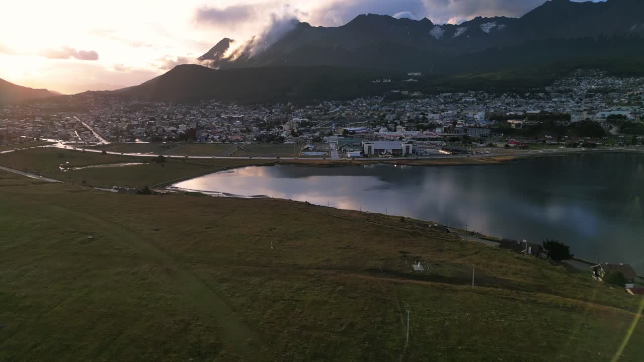 ciudad de ushuaia, argentina, dron aéreo sobre el paisaje urbano, bahía de agua y paisaje patagónico, pueblo surrealista en la región más austral, tierra del fuego en verano