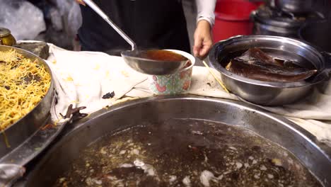 Cocinero-De-Cultivos-Preparando-Costillas-Guisadas-En-El-Mercado-Nocturno