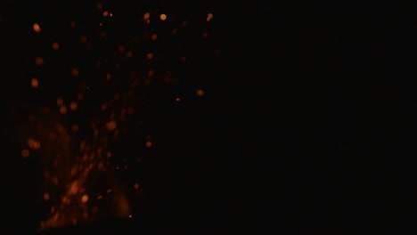 increíble fuego natural con chispas y brasas brillantes filmado en cámara lenta