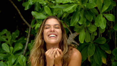 mujer riendo en un bosque tropical