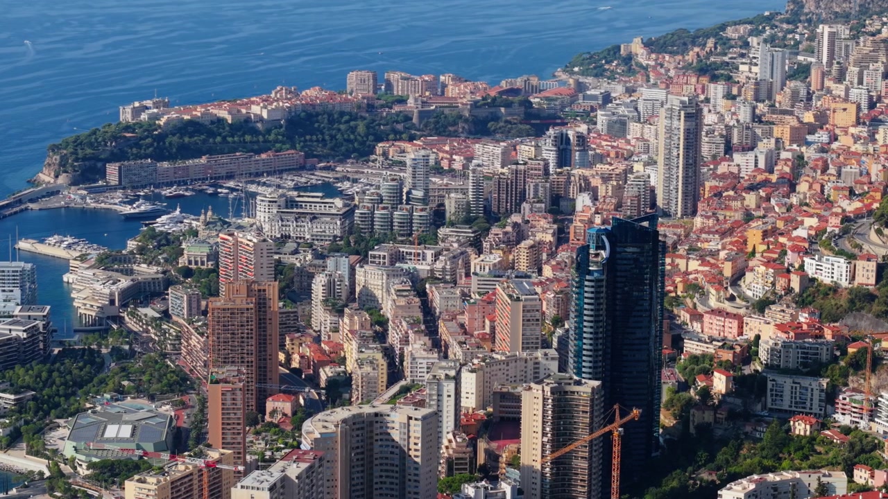 Grattacieli e marina lungo la costa mediterranea a Montecarlo, Monaco