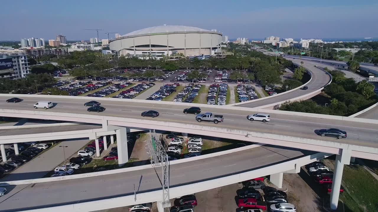 vídeo de drones aéreos de 4k de tropicana field y estacionamientos completos junto a la interestatal 275 en el centro de st.
